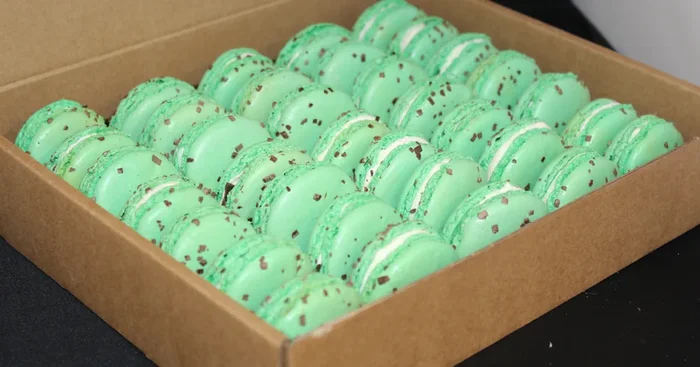 35 Macarons After Eight