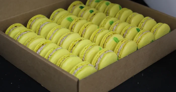 35 Macarons Banane Rôtie Grué De Cacao