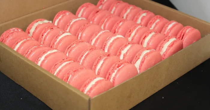 35 Macarons Fraise Tagada
