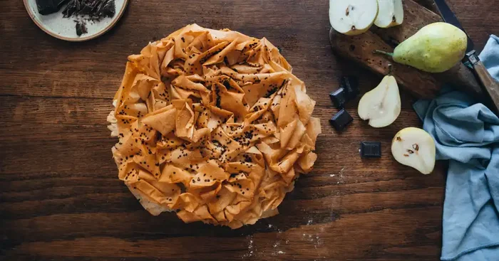 [Surgelé] Pastis gascon aux poires et au chocolat cuit – 8 parts