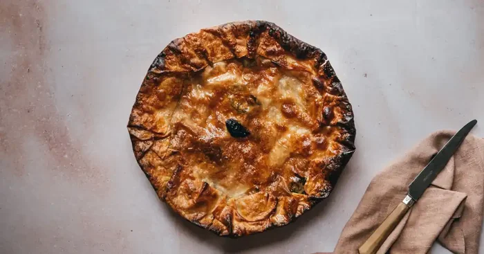[Surgelé] Tourtière Landaise aux pommes et aux pruneaux cuite – 8 parts